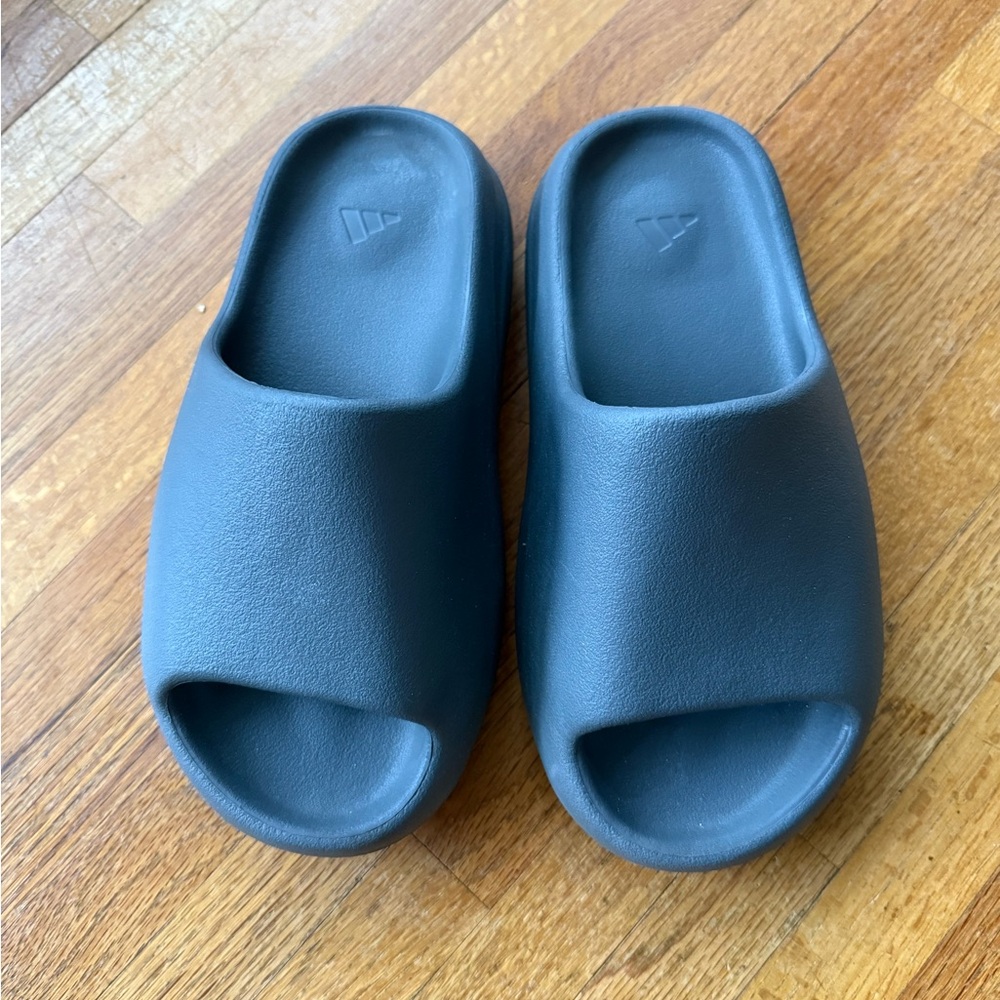 Yeezy slide grey size 5